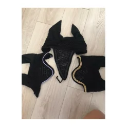 Bonnet court assorti velvet moutarde avec strass
