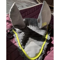 bonnet gris avec liseré vert