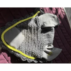 bonnet gris avec liseré vert