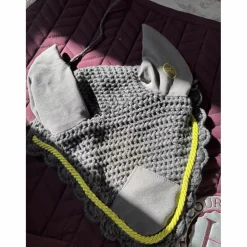 bonnet gris avec liseré vert
