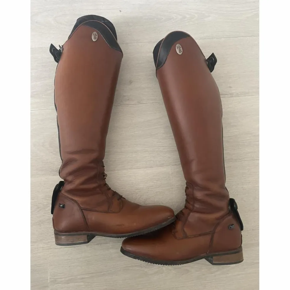Bottes d'équitation Hathor Bottier sur mesure, cognac, verni noir, de 2021, en superbe état général