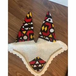 Ensemble composé d’un tapis, d’un bonnet et d’un sac de pansage