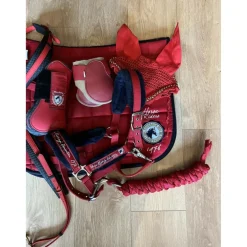 Ensemble tapis + bonnet rouge comme neuf !
