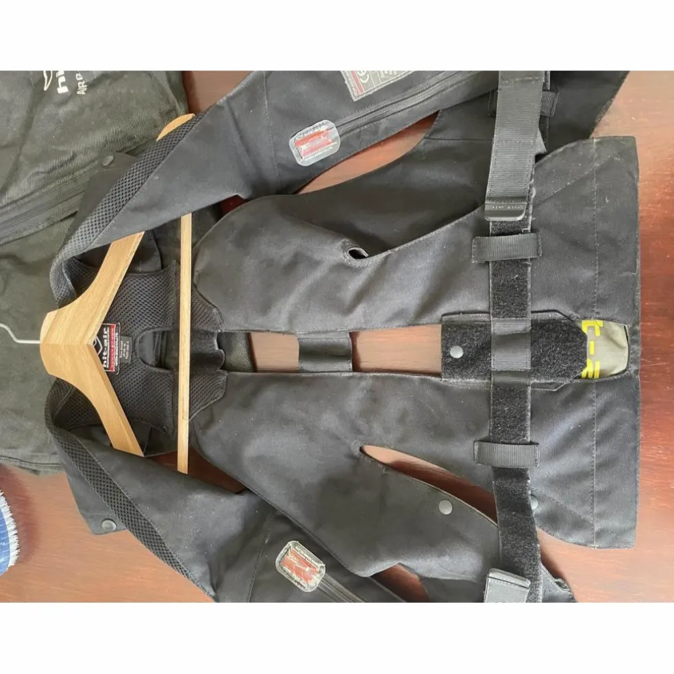 Gilet haïr bag hit air complet 3 jamais déclenché taille S avec 2 cartouches supplémentaires et housse