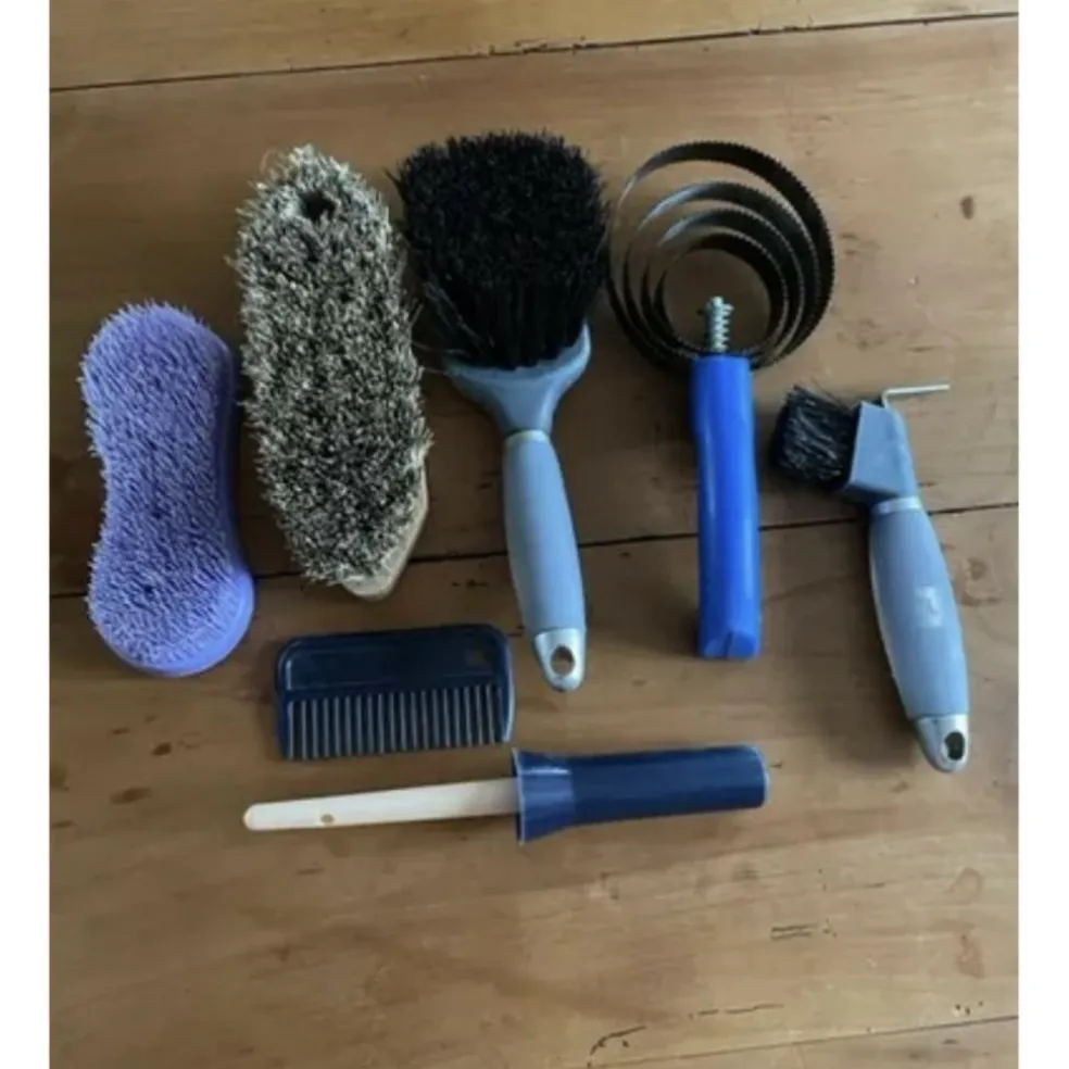 Lot de 7 accessoires de pansage