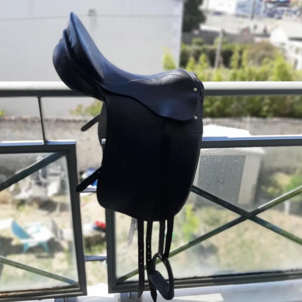 Selle de dressage et bride en cuir noir