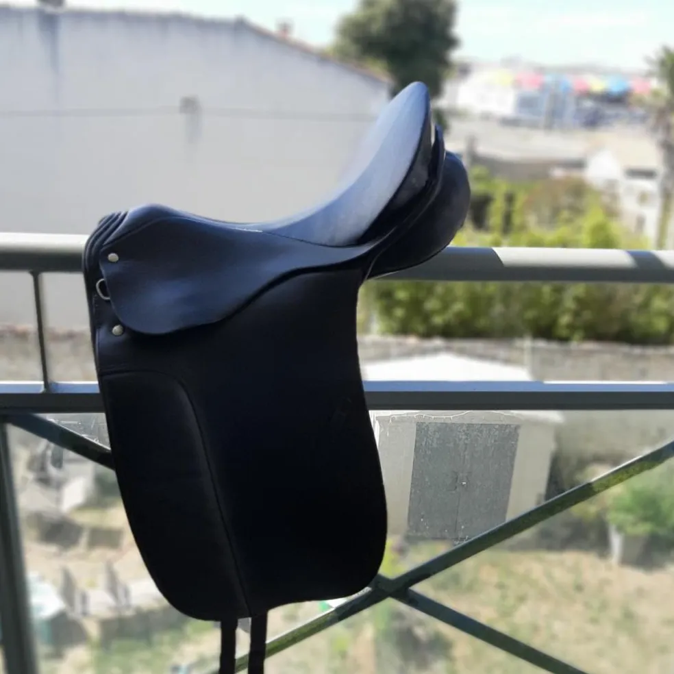 Selle de dressage et bride en cuir noir