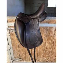 Selle de dressage noire 2022