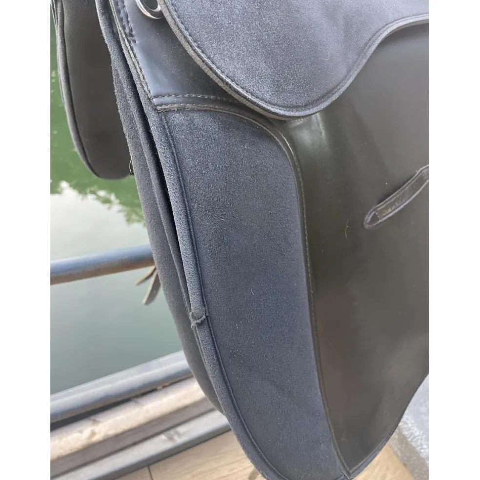 Selle de dressage synthétique 17 pouces
