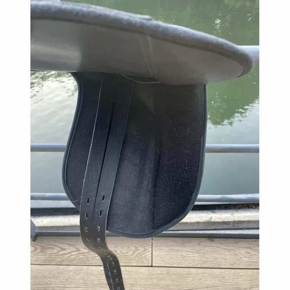 Selle de dressage synthétique 17 pouces