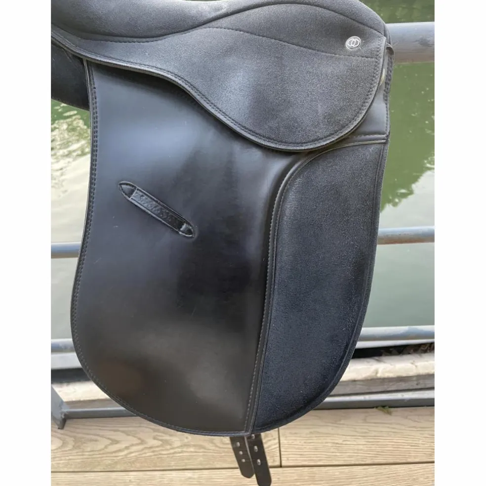 Selle de dressage synthétique 17 pouces