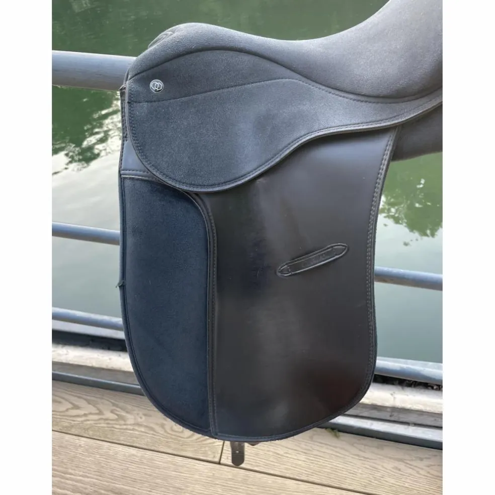 Selle de dressage synthétique 17 pouces