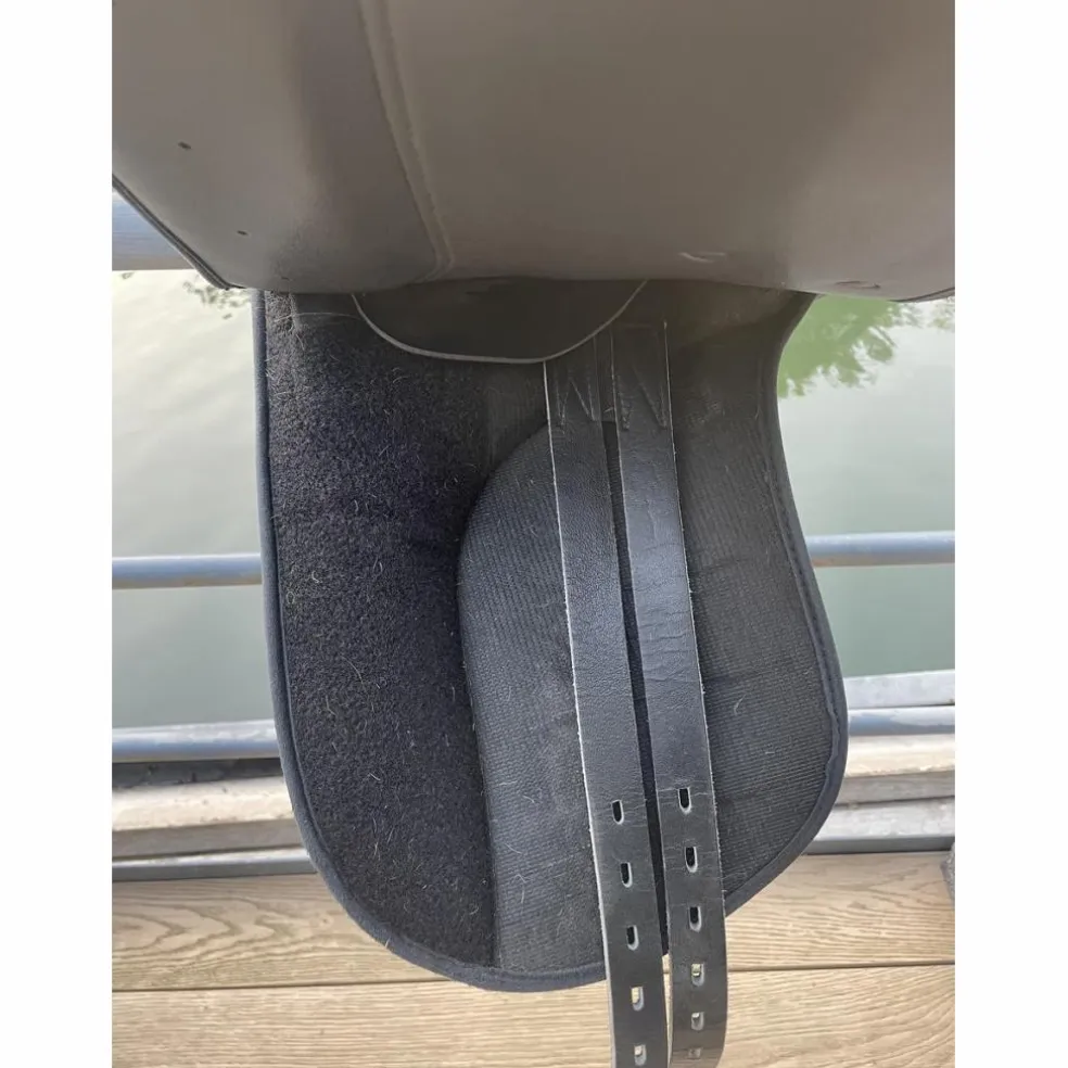 Selle de dressage synthétique 17 pouces