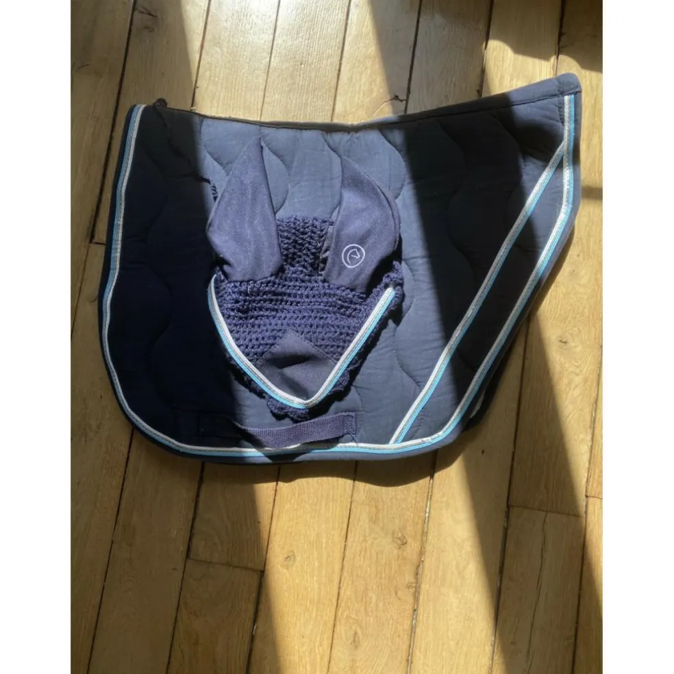 Tapis et bonnet bleu marine