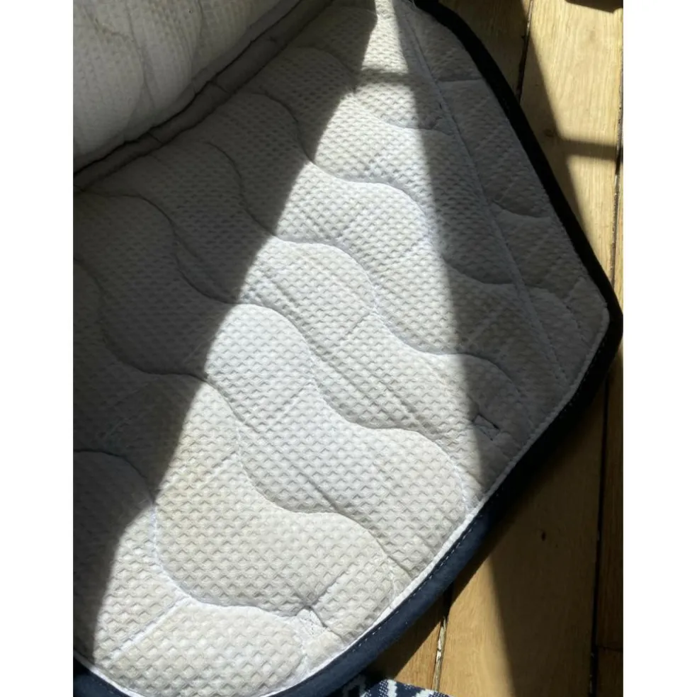 Tapis et bonnet bleu marine