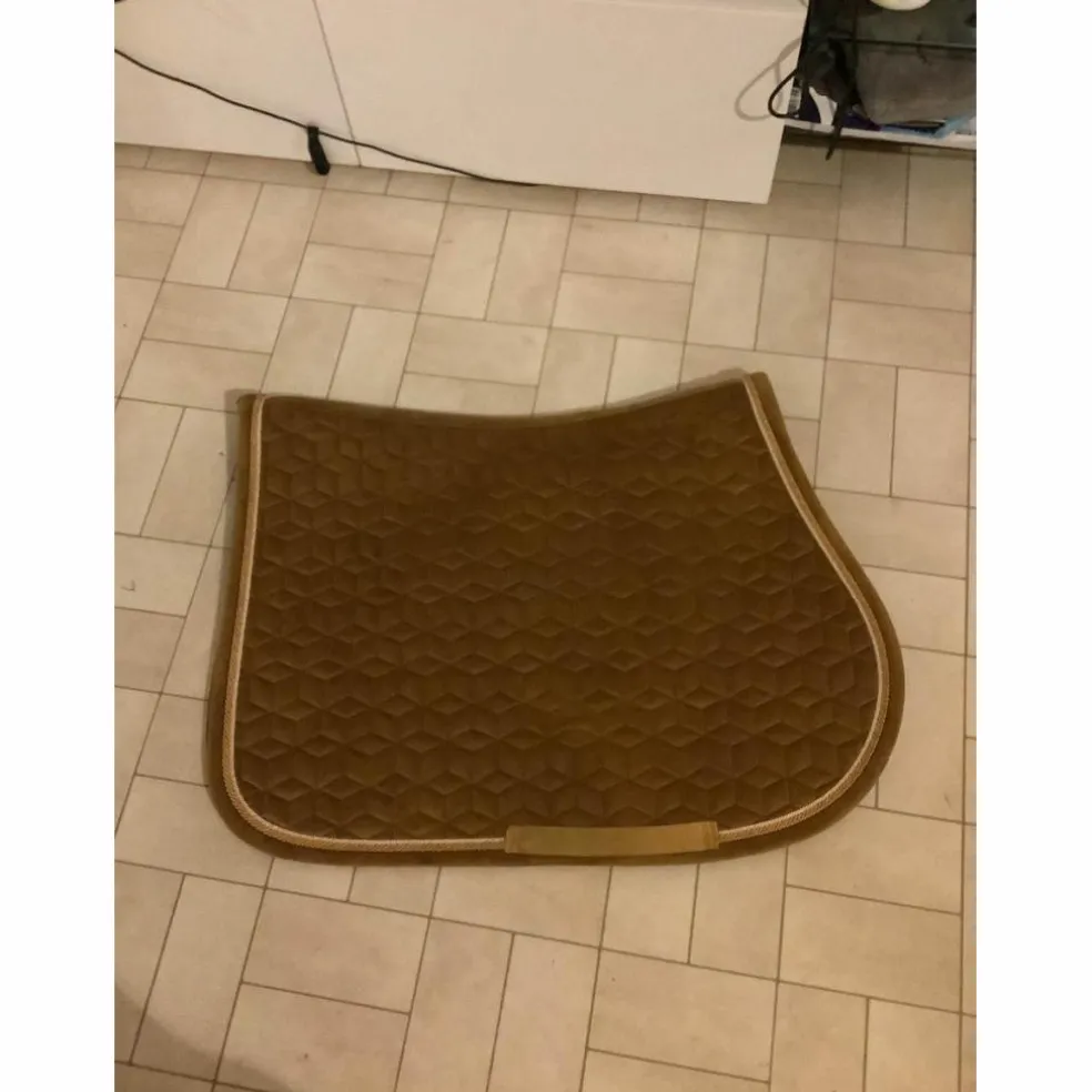 tapis Kentucky velvet moutarde+bonnet moutarde