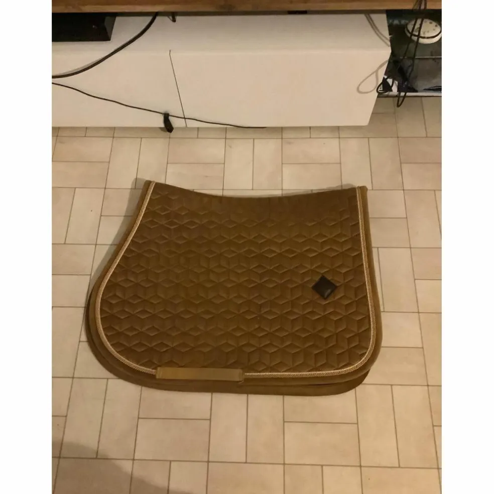 tapis Kentucky velvet moutarde+bonnet moutarde